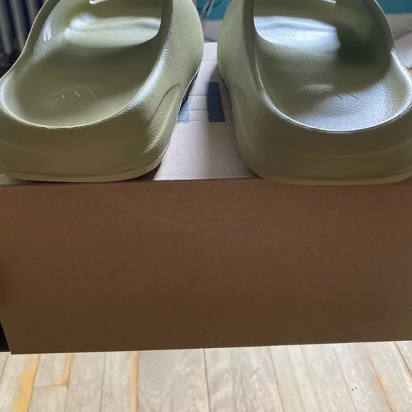BRAND NEW! NEVER WORN. Did not fit my Son. Size 10 US Mens  display picture 1
